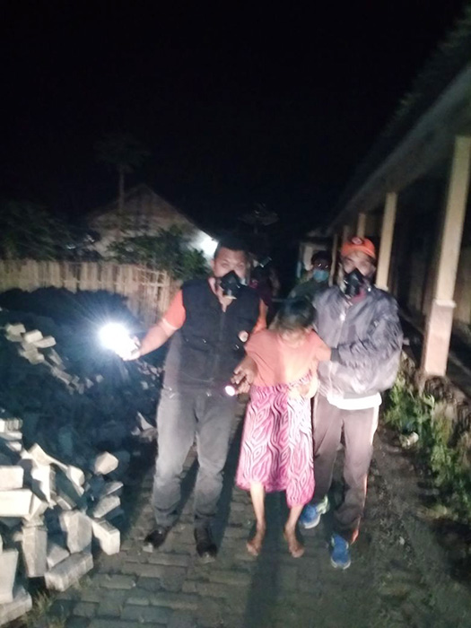 火山ガスで３０人病院へ　水蒸気爆発、１７８人避難　東ジャワ州　イジェン山