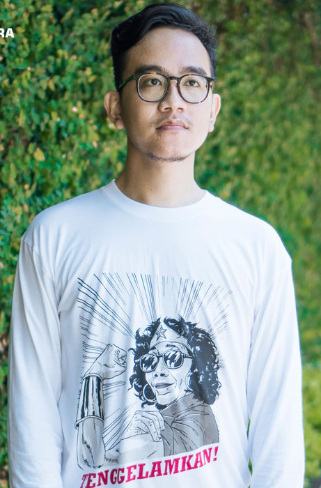 「撃沈よ！」Ｔシャツ　スシ大臣のイラスト入り　大統領長男が販売