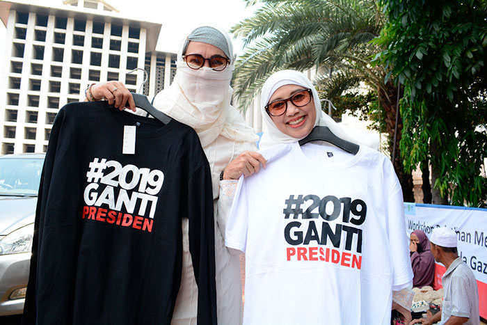 「＃大統領を変えよう」　モスクでＴシャツ販売