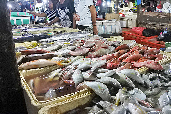 【スナンスナン】　魚市場を楽しむ　漁村を歩いて　ジンバランベイビーチリゾート