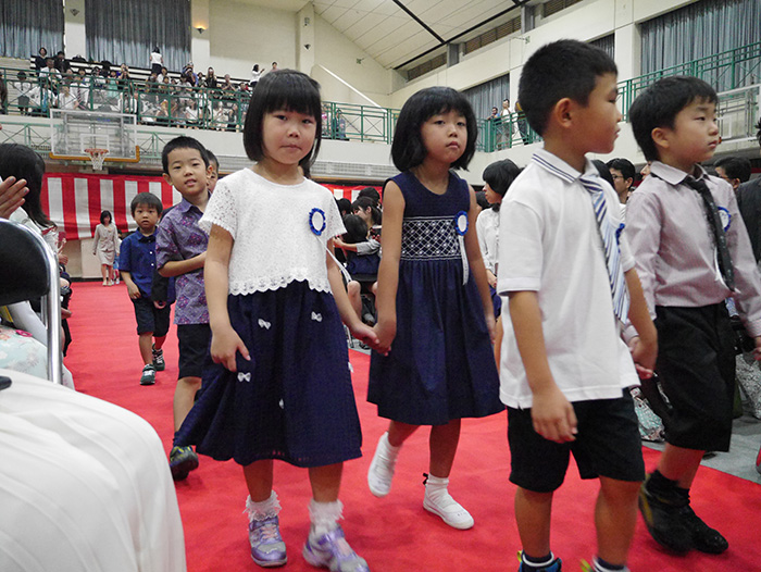 手をつないで仲良く入場する小学部1年生