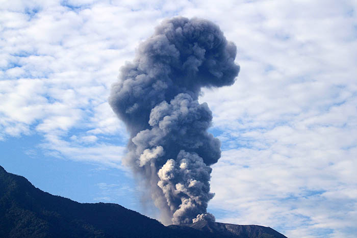 噴煙４０００メートル　マラピ山が噴火　西スマトラ