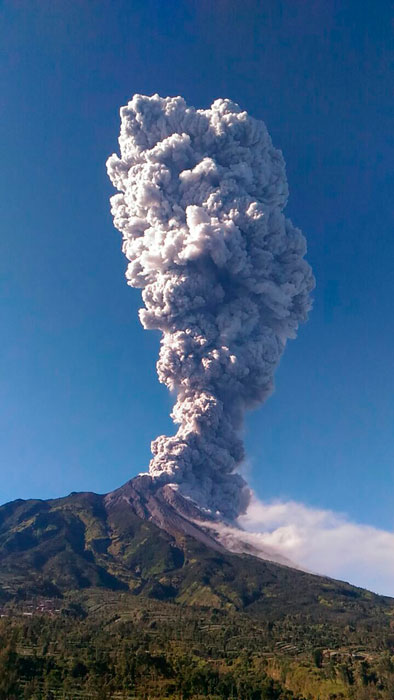 ムラピ山が水蒸気爆発　半径２キロ立ち入り禁止　空港に降灰、２８便欠航