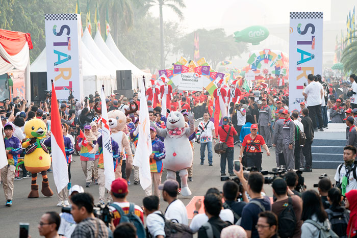 モナスからパレードでＰＲ　アジア大会　４３団体５０００人参加