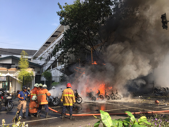 日曜礼拝中、パニック　スラバヤの爆破テロ
