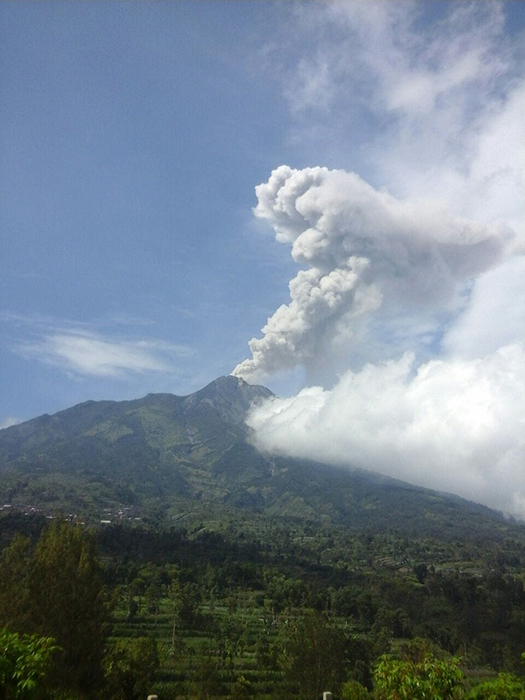 ムラピ山２度爆発　今月３度目