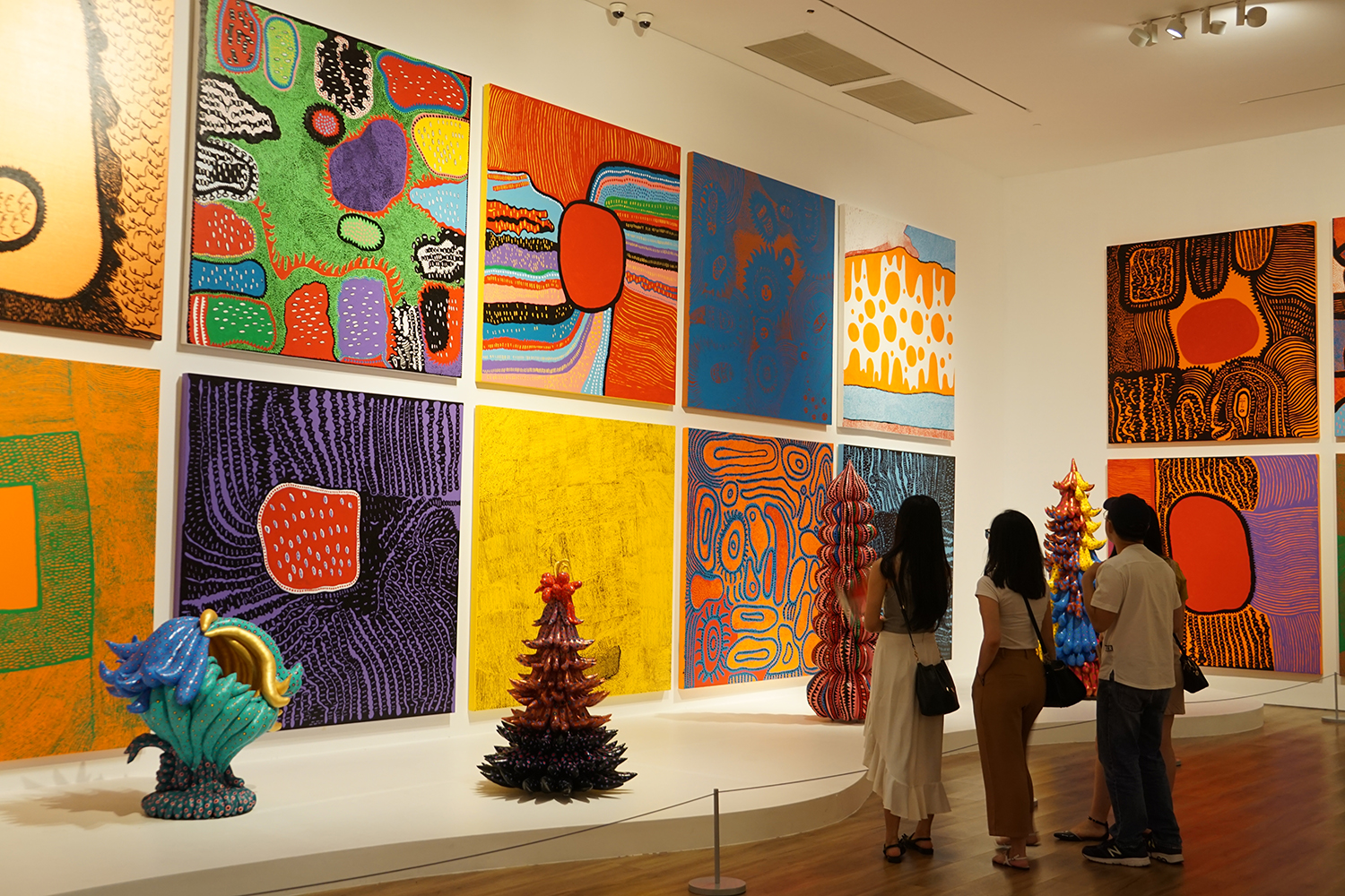 個展のタイトルにもなった「人生は虹の心」など2009年から今日まで描かれてきた絵が並ぶ