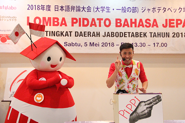 会場を盛り上げたアキラさんとメラプティちゃん=いずれも国際交流基金提供