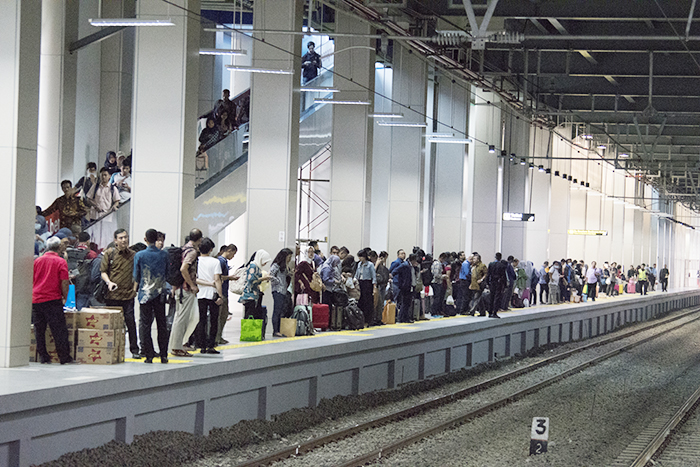 空港鉄道　初の帰省客　「故郷で自慢したい」