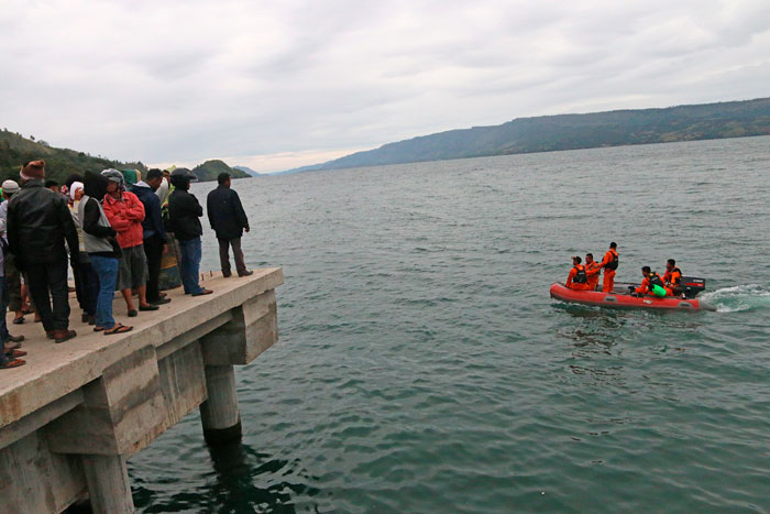 乗客１６６人が不明　トバ湖観光船沈没