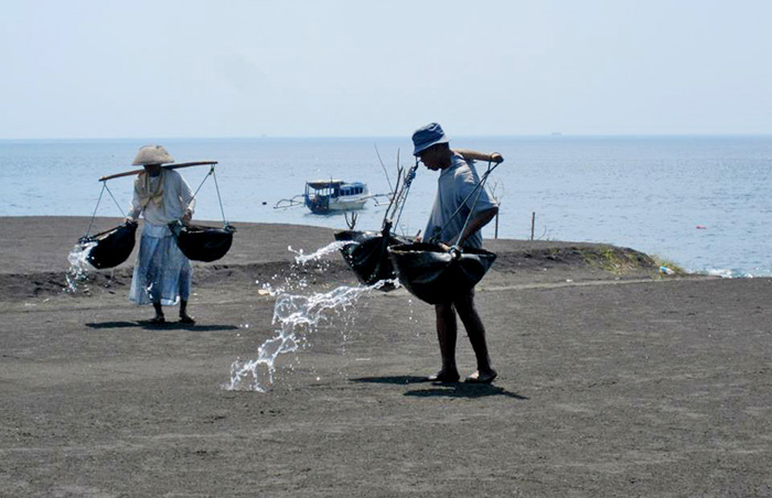 【おすすめ観光情報】うま味たっぷり天然塩　バリ・クサンバ村