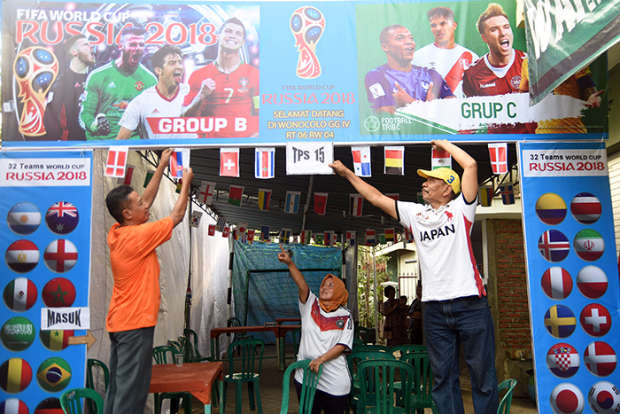 Ｗ杯チームに投票？　スラバヤ　ゴールもボールも用意