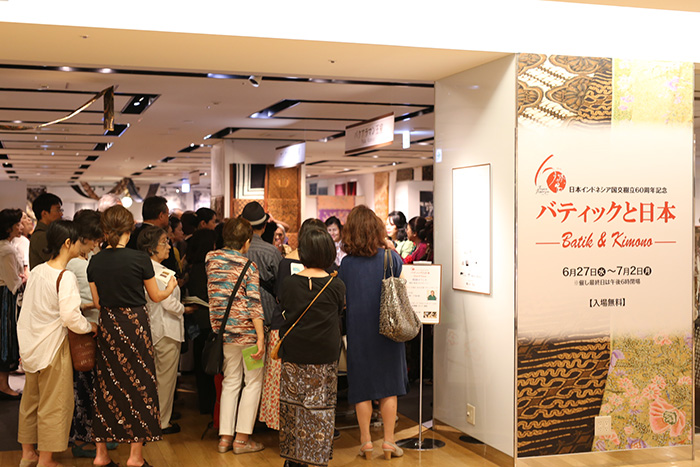 にぎわう展示会場=いずれもアダム・ヌグロホさん提供