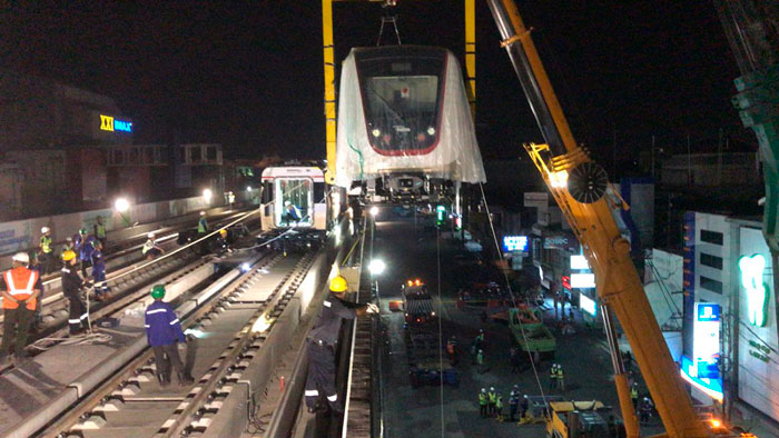 24日未明の車両つり下ろし作業を見守る作業員ら=いずれもジャックプロ提供
