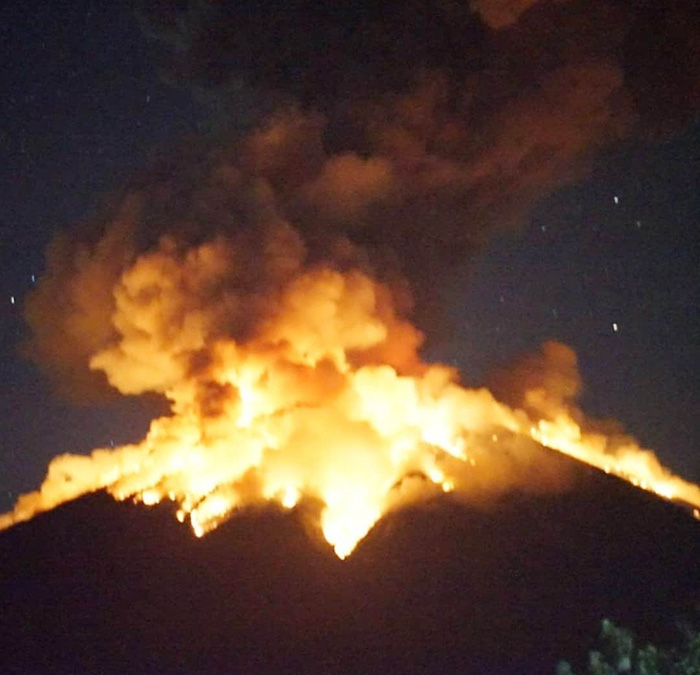 溶岩噴出、爆発音　アグン山が再噴火