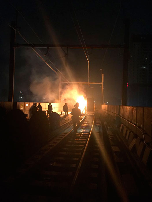 ＭＲＴ高架線路上で火災　ケーブルドラム焼く