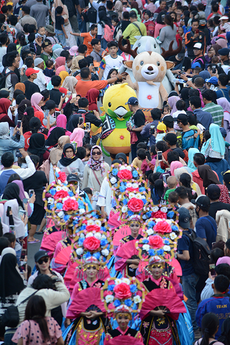アジア大会マスコットも登場　ジャカルタ生誕記念　４０００人がパレード