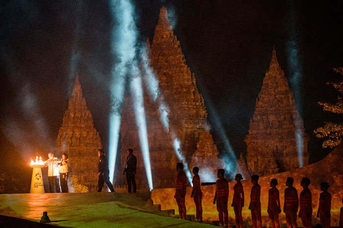 ２国の聖火一つに　アジア大会　プランバナン寺院