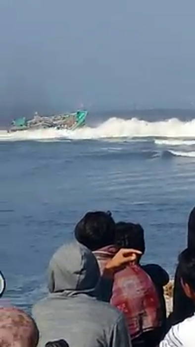 漁船転覆、６人死亡　東ジャワ南岸沖　大波受け