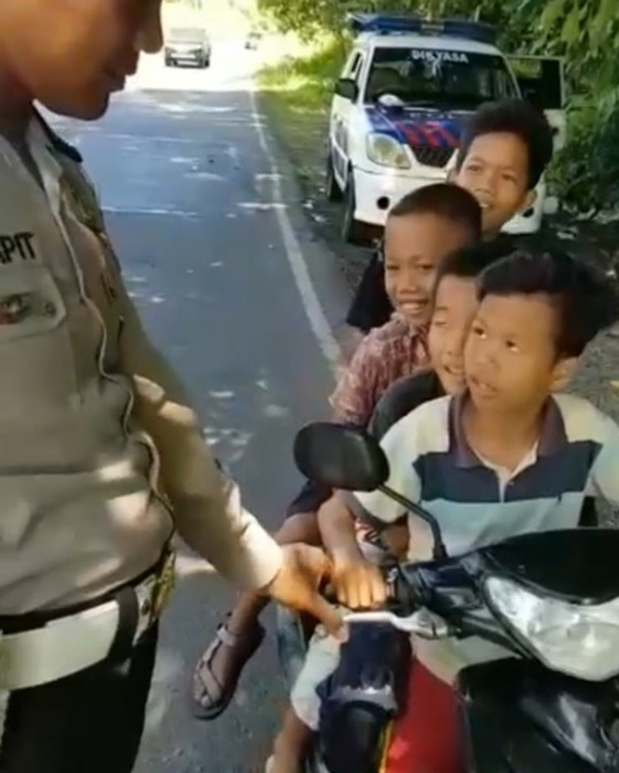 小学生がバイク４人乗り　警官投稿の動画話題に　パレンバン