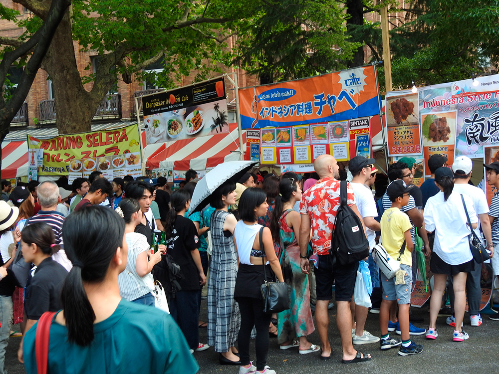 広がる友好ムード　東京・日比谷のフェス