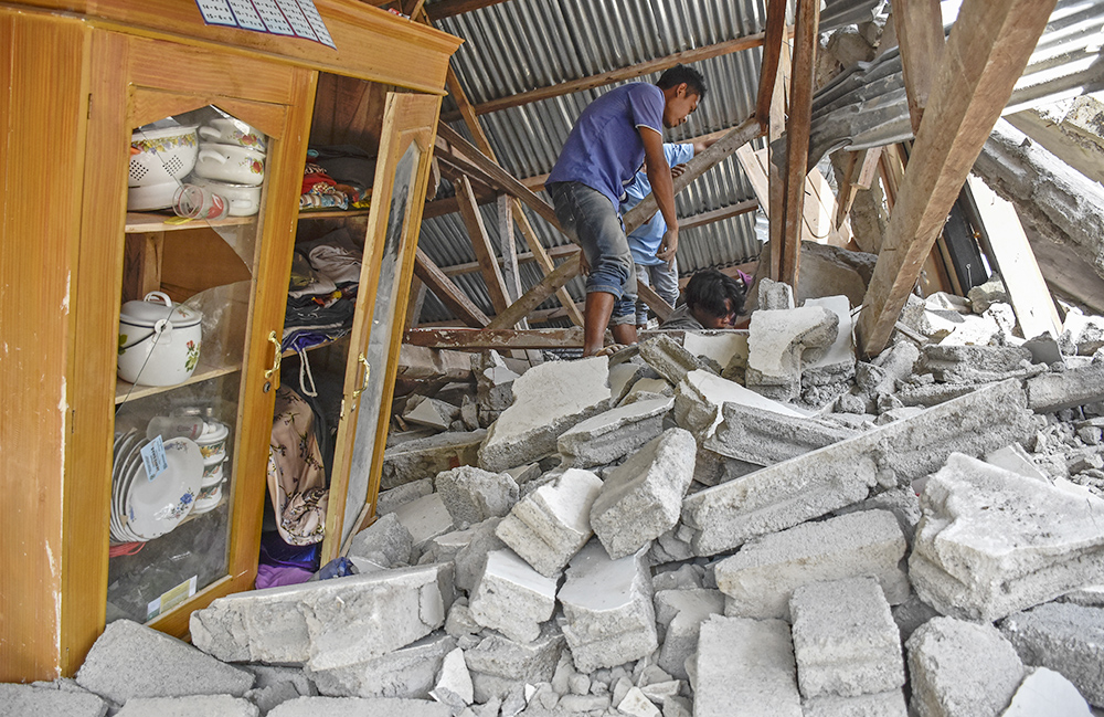 ロンボク島でＭ６．４　日本人登山者「崖が崩れ、パニック」　１４人死亡、１６２人負傷