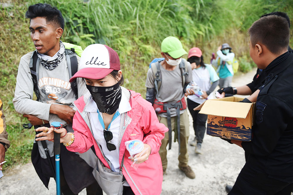登山者６８９人一時足止め　ロンボク島地震　日本人３人は無事下山