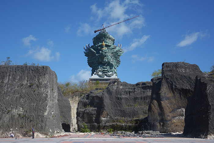 巨大な神の像が完成 バリ島ジンバラン 高さ121 じゃかるた新聞