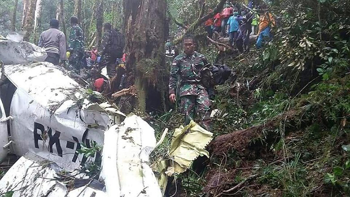 小型機墜落、８人死亡 パプア　 少年１人を救助