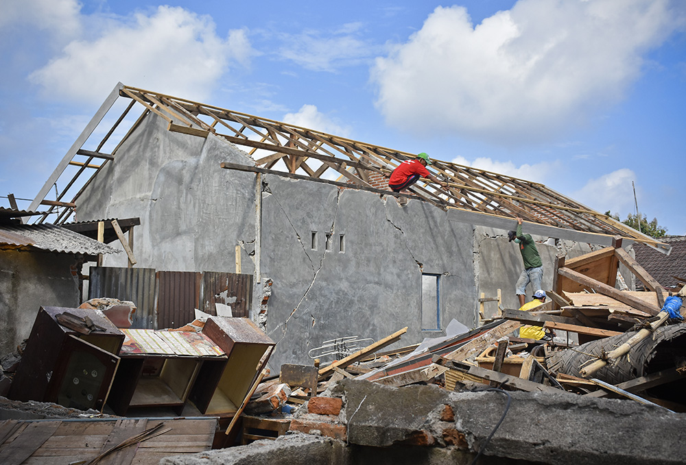 ７万4000棟再建へ　住宅被害の認定進む　ロンボク島地震