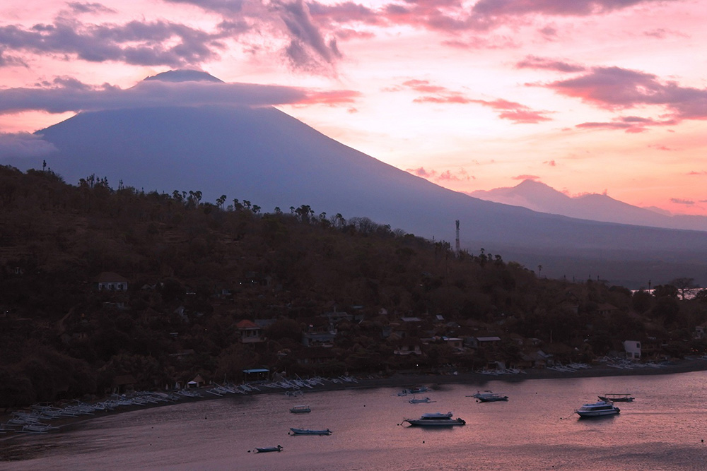 活気取り戻したアメッド　夕日のアグン山望み　バリ島東海岸 