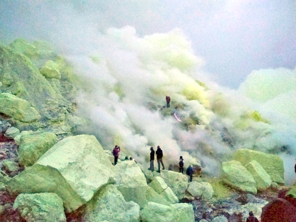 青い炎とカルデラ湖　ジャワ島東端　バニュワンギ、イジェン山