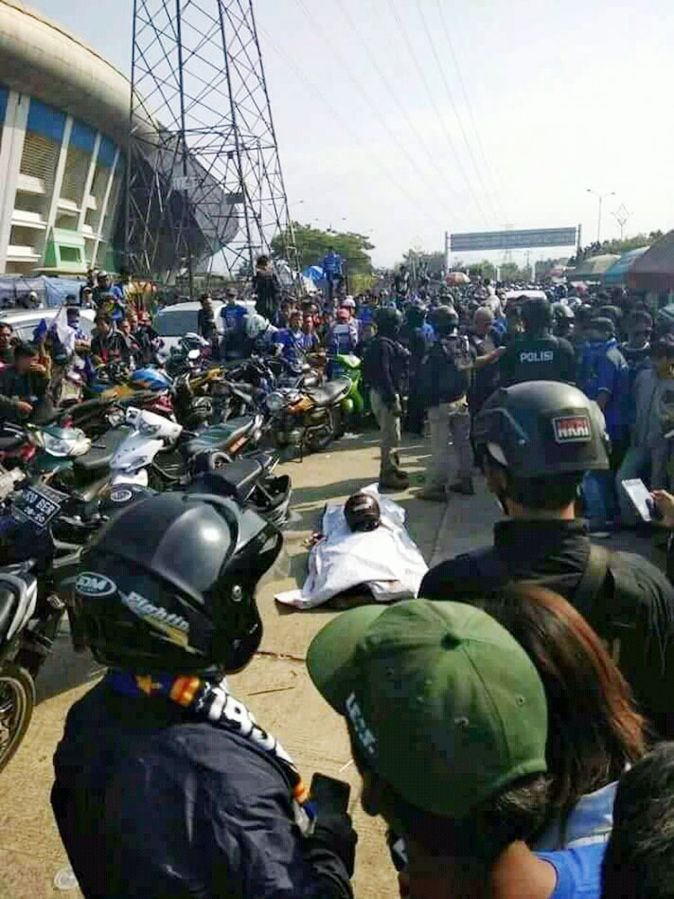 集団暴行でサポーター死亡　バンドン、サッカー試合前　８人逮捕　国内リーグ１週間停止