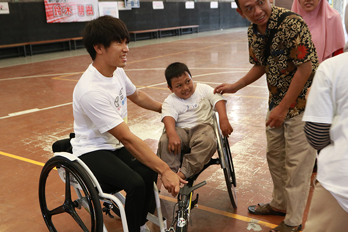 夢に向かって　日本のパラ３選手　児童らと交流