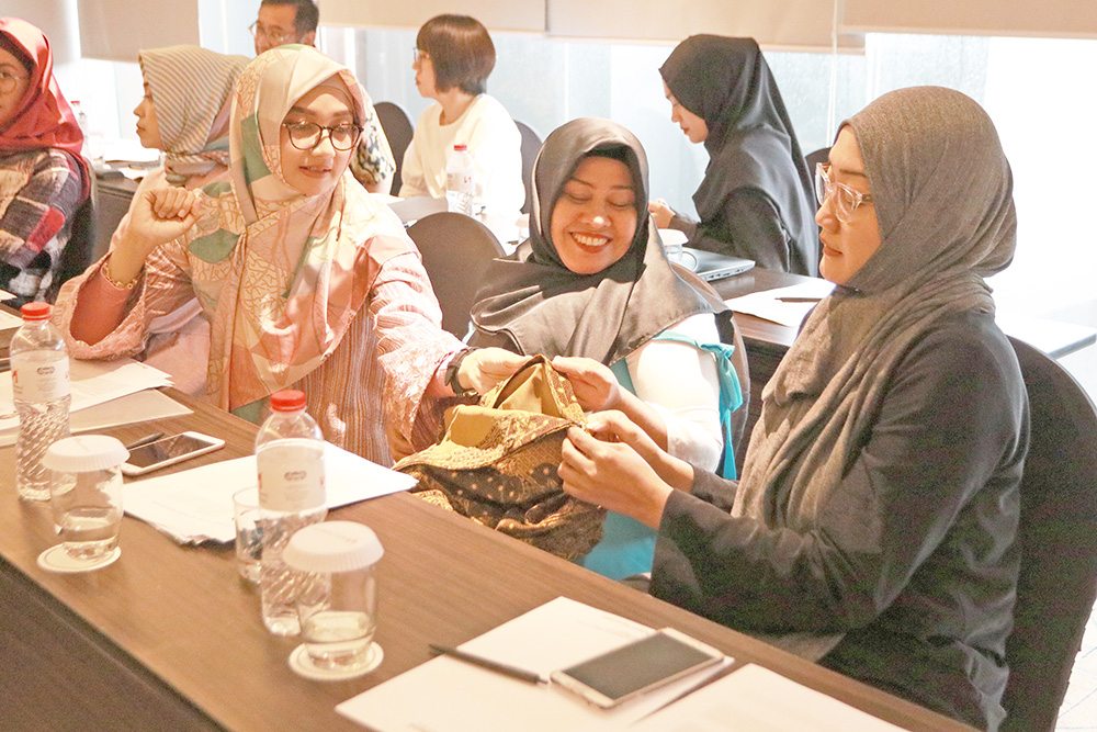 ヒジャブにボタンの試作品も　ムスリムファッション　日本のデザイナーや企業来イ 