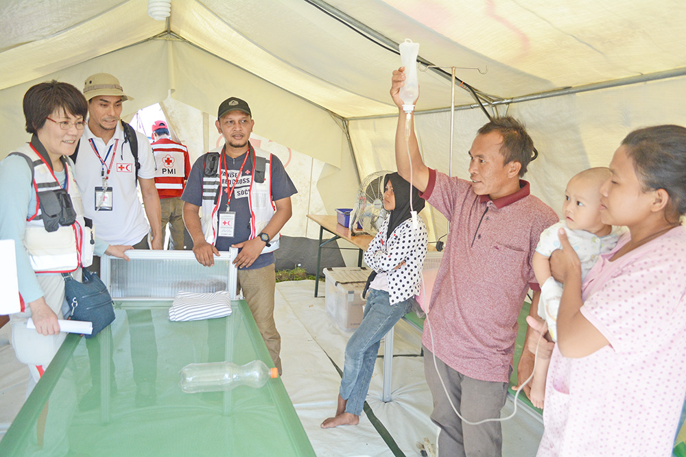 日赤の医師、看護師が支援　仮設診療所のテントで　震源近くのトンペ村  