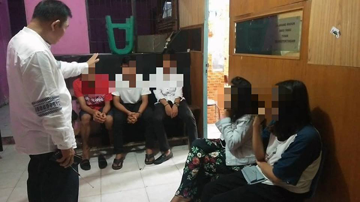 女性10人を拘束 パダン市　同性愛行為で警備隊