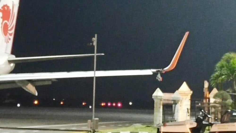 ライオンエア便　翼がポールに接触　ブンクル空港