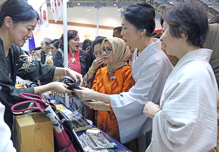 世界の特産品そろう　国際婦人部　チャリティーバザー