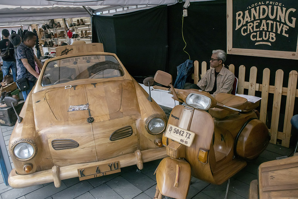 西ジャワ州庁舎に木の車