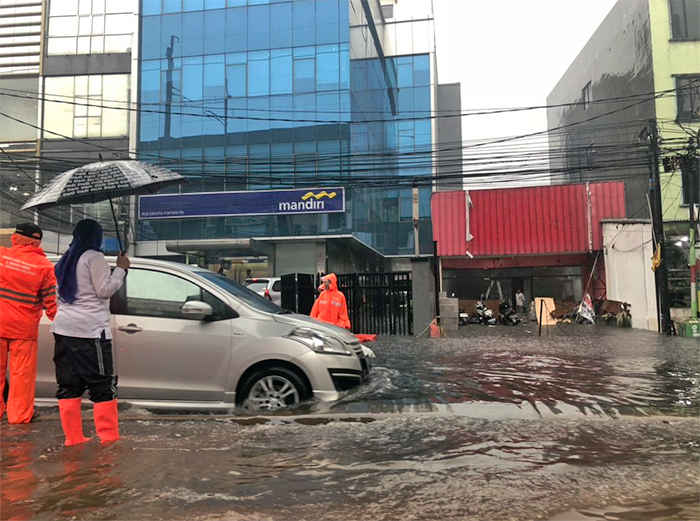 ファトマワティ通り冠水　雨期入りで豪雨続く