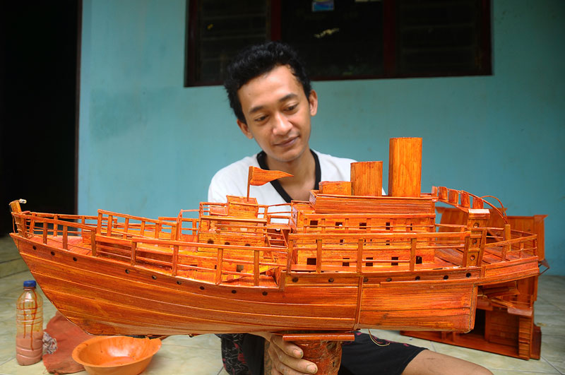 ▼竹で作り上げる船模型 