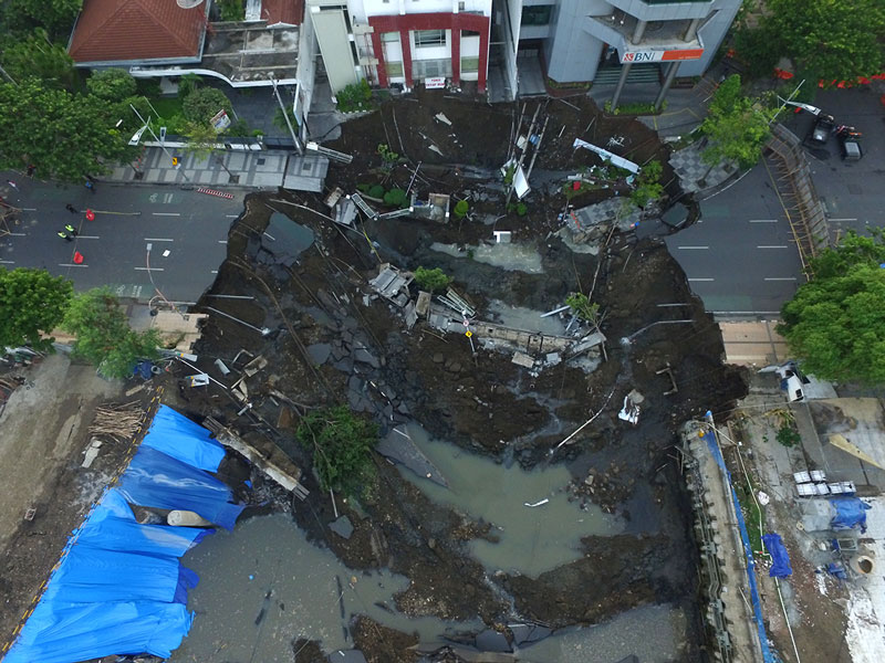 大通り20㍍陥没　スラバヤ、総領事館近く　100㍍にわたり