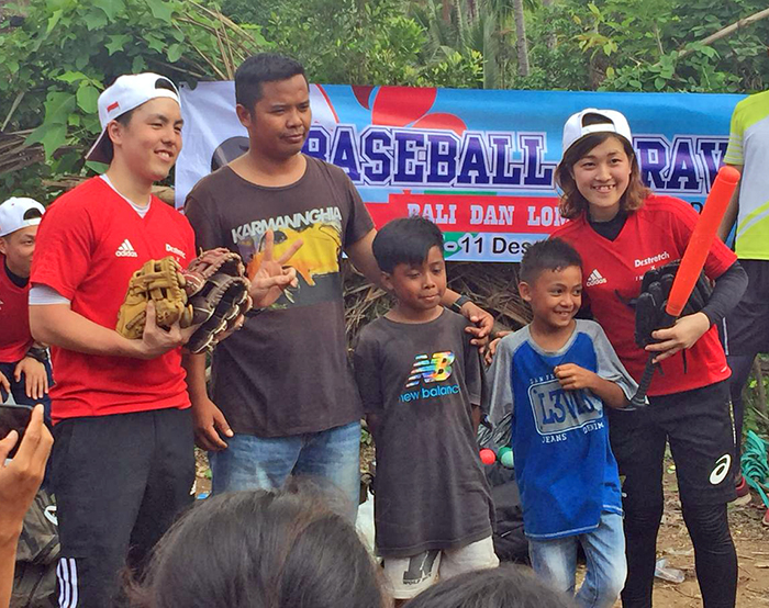 被災地ロンボクで開催　「寺子屋」版も試験　第８回野球キャラバン