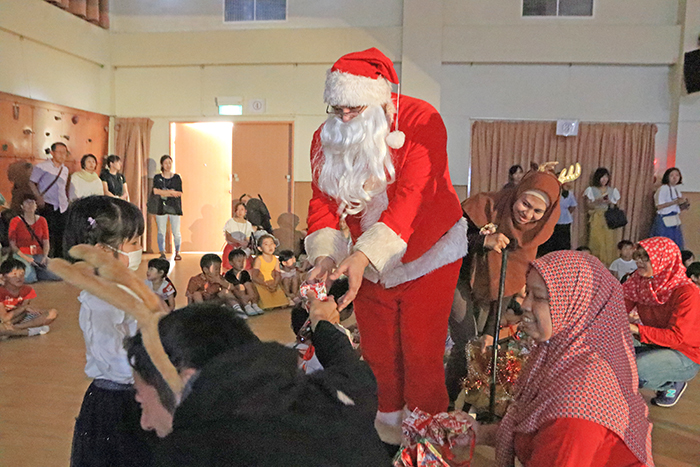 サンタさんが来た！　ＪＪＳ幼稚部　クリスマス会