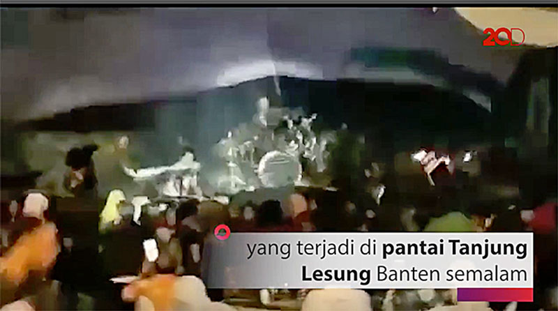 人気バンドライブ中に　ステージ裏から津波