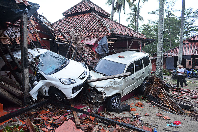 崩れたワルン、突っ込んだ車　にぎわい消えたアニェル海岸　「背丈より高い津波」