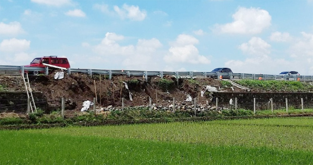 高速道の地盤崩落