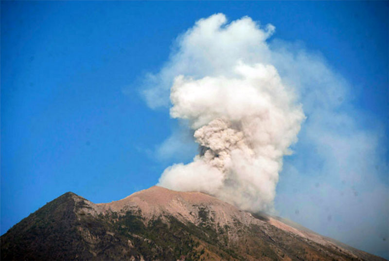 バリ島アグン山噴火　周辺で降灰