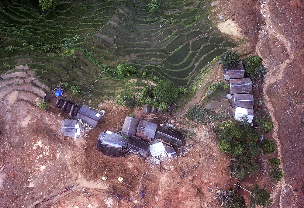 棚田で地すべり　15人死亡、20人不明　西ジャワ州スカブミ